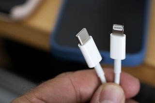 D'après les rumeurs, Apple va adopter l'USB-C (à gauche sur l'image) cette année plutôt que d'attendre l'année prochaine pour se conformer aux régulations européennes et remplacer la connectique maison Lightning (à droite) (archives).